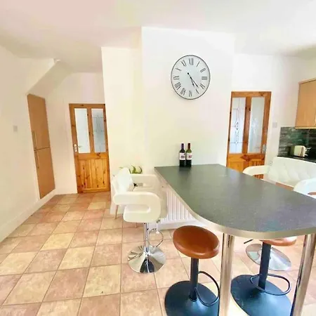 Holiday home Hollymount House